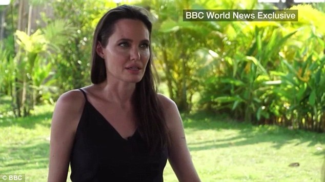 Angelina Jolie cùng các con nếm thử nhện đen, bọ cạp - 7 Trong lần xuất hiện mới nhất này, người hâm mộ cảm thấy vui mừng cho nữ diễn viên khi cô đã có dấu hiệu tăng cân, trông khỏe mạnh và căng tràn sức sống, thay vì một vẻ ngoài gầy guộc đáng lo ngại như trước đây.