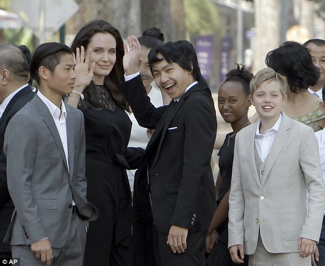 Angelina Jolie cùng các con nếm thử nhện đen, bọ cạp - 8 Trong chuyến đi tới Campuchia lần này, Jolie đã đưa theo tất cả 6 người con.