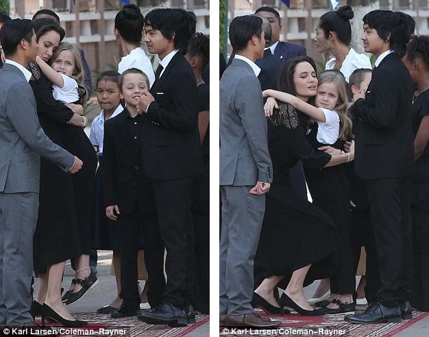 Angelina Jolie cùng các con nếm thử nhện đen, bọ cạp - 9 Trong ảnh, Jolie đang ôm con gái Vivienne, đứng cạnh là cậu bé song sinh Knox 8 tuổi và hai anh trai Maddox, Pax Thiên. Hiện tại, Jolie quan tâm nhiều nhất tới Vivienne và Knox.