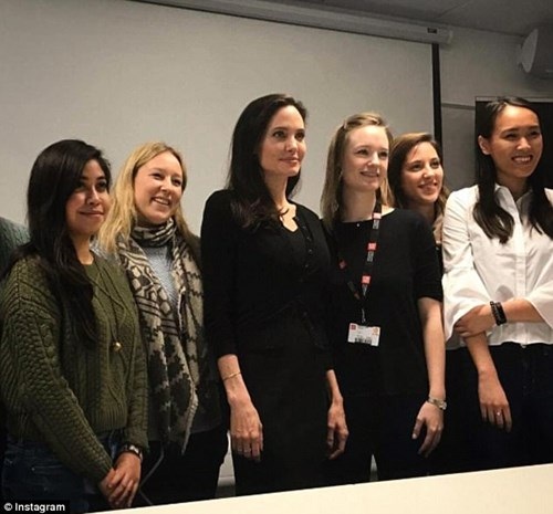 Angelina Jolie làm giáo sư thỉnh giảng tại trường Kinh tế London - 8 Cô chụp ảnh cùng các sinh viên.