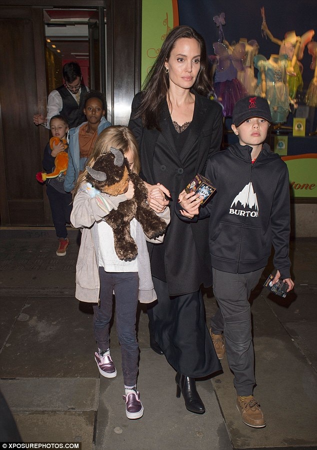 Angelina Jolie gày gò xuất hiện tại London - 1
Angelina Jolie đưa các con đi mua sắm tại London ngày 12/3 vừa qua. Ngôi sao 42 tuổi lộ dáng vóc gày gò trong bộ đồ màu đen đơn giản