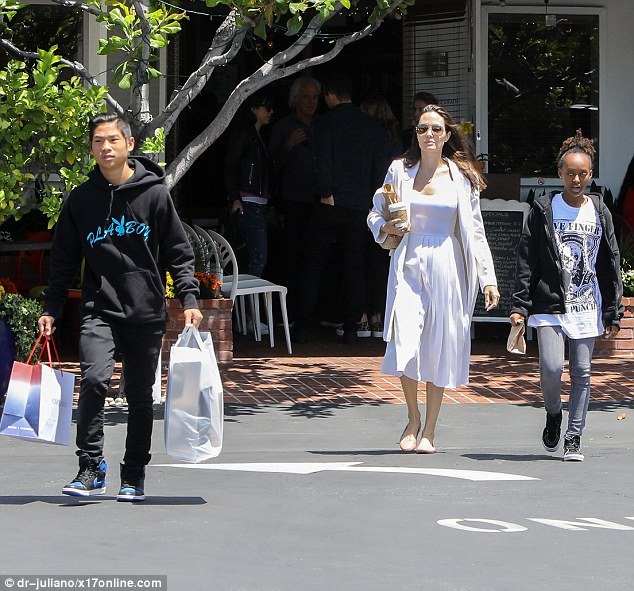 Angelina Jolie đi mua sắm cùng Pax Thiên - 1
Angelina Jolie đưa hai con Pax Thiên và Zahara đi mua sắm ở Hollywood ngày 18/5 vừa qua