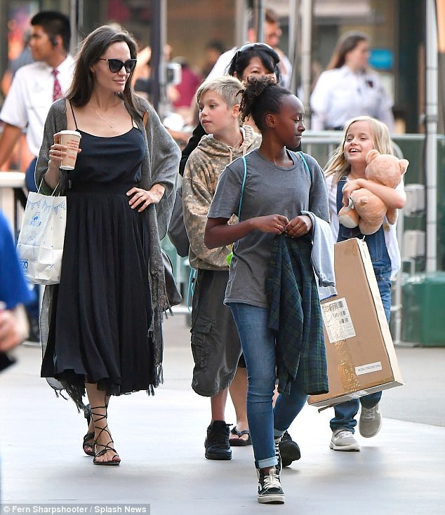 
Angelina Jolie đưa các con: Shiloh, Zahara và Vivienne đi mua sắm tại Los Angeles ngày 19/7 vừa qua
