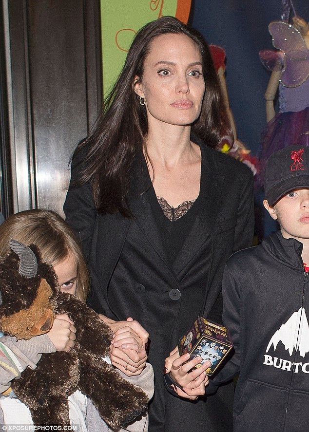 Angelina Jolie gày gò xuất hiện tại London - 3
Vivienne, 8 tuổi, giấu mặt sau con thú bông mà cô nhóc mới tậu được