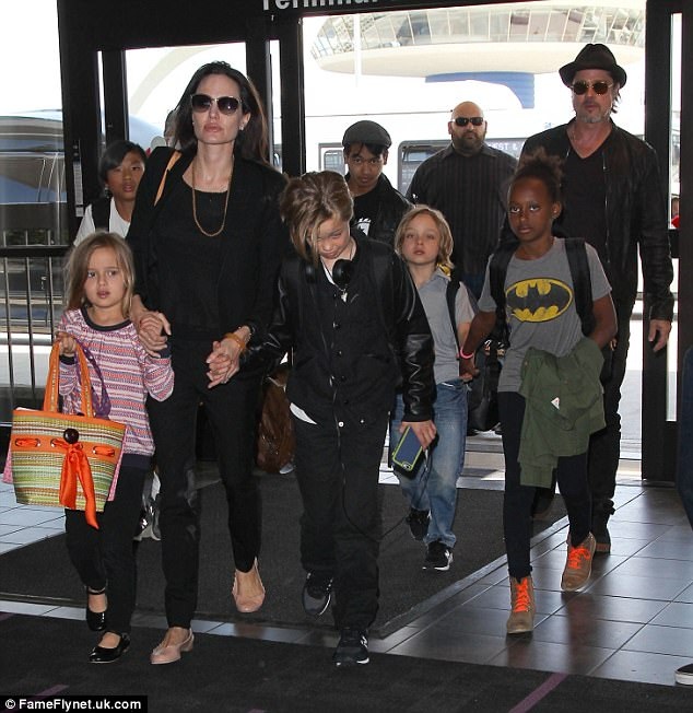 Angelina Jolie đi ăn cùng Pax Thiên - 4
Khi Angelina Jolie và Brad Pitt còng hạnh phúc bên nhau, họ và 6 đứa con ít khi ở một nơi nào quá lâu mà thường xuyên cùng nhau đi vòng quanh thế giới. Jolie thậm chí sống ở Châu Âu nhiều hơn là nước Mỹ - quê nhà của cô