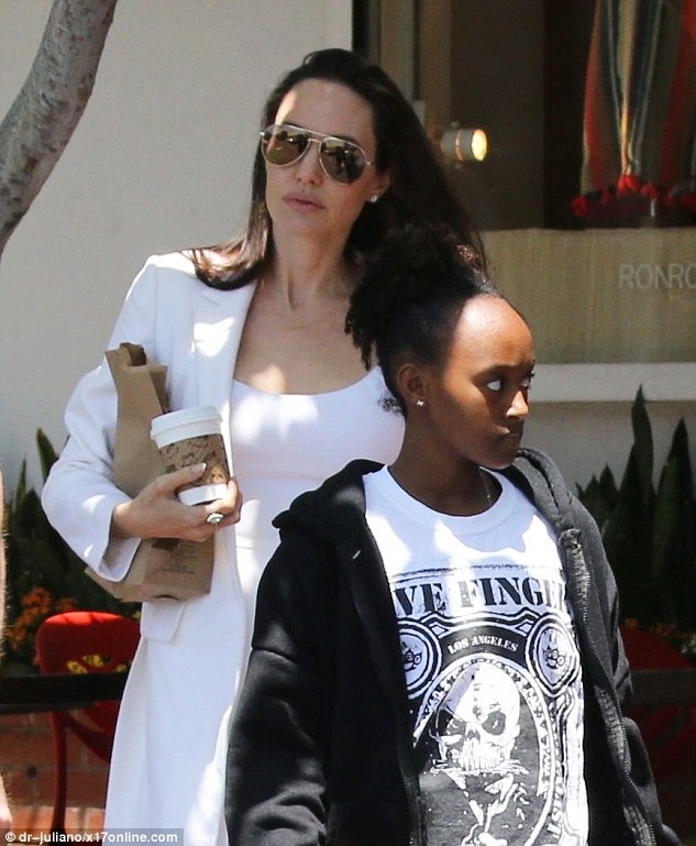 Angelina Jolie đi mua sắm cùng Pax Thiên - 4
Nữ diễn viên 42 tuổi thường xuyên xuất hiện tại Hollywood những ngày này
