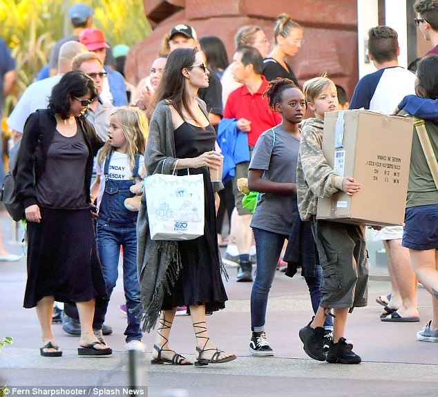 
Angelina Jolie sống ổn định hơn từ sau khi chia tay Brad Pitt. Nữ diễn viên nổi tiếng được cho là đã mua nhà siêu sang để định cư cùng các con tại Los Angeles thay vì bay khắp thế giới như vài năm trước
