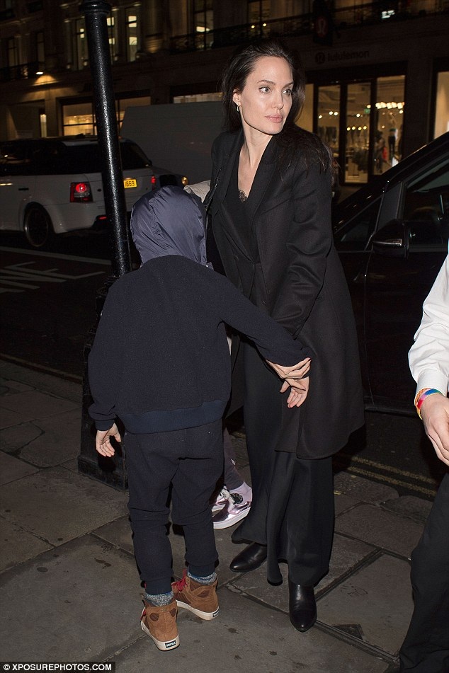 Angelina Jolie gày gò xuất hiện tại London - 5
Cô rất yêu thích đất nước này, đây là nơi cô đã nhận Maddox làm con nuôi và đóng phim Bí mật ngôi mộ cổ. Vì thế mỗi khi có điều kiện, Jolie đều muốn quay lại Campuchia