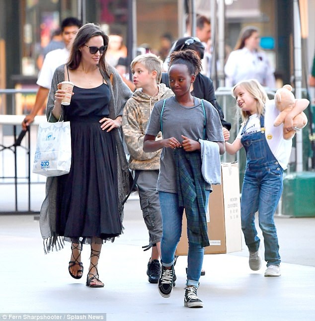 
Angelina Jolie không đóng phim trong giai đoạn này mà dồn hết tâm sức cho sóc 6 đứa con nhỏ
