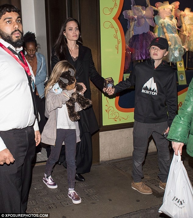 Angelina Jolie gày gò xuất hiện tại London - 6
Shiloh, 10 tuổi (ngoài cùng bên phải), càng lớn càng cá tính, mạnh mẽ và giống bố Brad Pitt
