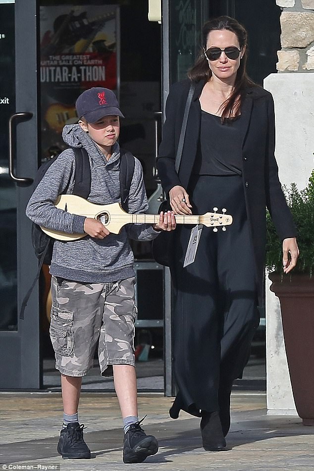 Angelina Jolie đi ăn cùng Pax Thiên - 6
Angelina Jolie đưa con gái Shiloh đi mua sắm cách đây ít ngày. Nữ diễn viên phim Ông bà Smith gần đây không nhận lời tham gia bất cứ dự án phim nào mà dành thời gian cho gia đình, cô từng chia sẻ, với cô 6 đứa con là quan trọng nhất