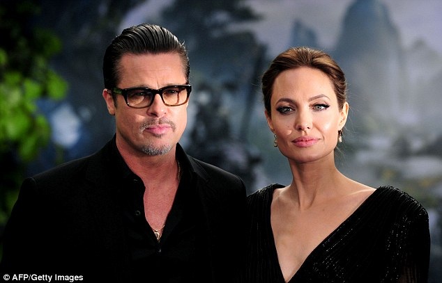 Angelina Jolie gày gò xuất hiện tại London - 7
Angelina Jolie hầu như giữ im lặng khi được hỏi về vụ ly dị với Brad Pitt. Ngôi sao nổi tiếng thừa nhận những chuyện đã xảy ra rất buồn nhưng cô vẫn coi chồng cũ là một phần của đại gia đình