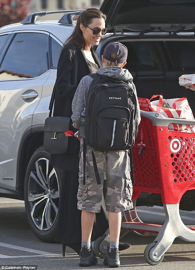 Angelina Jolie đi ăn cùng Pax Thiên - 7
Ngôi sao 42 tuổi thừa nhận hôn nhân đổ vỡ là điều rất đau buồn nhưng cô và chồng cũ vẫn coi nhau là một gia đình và cùng có trách nhiệm với con cái.