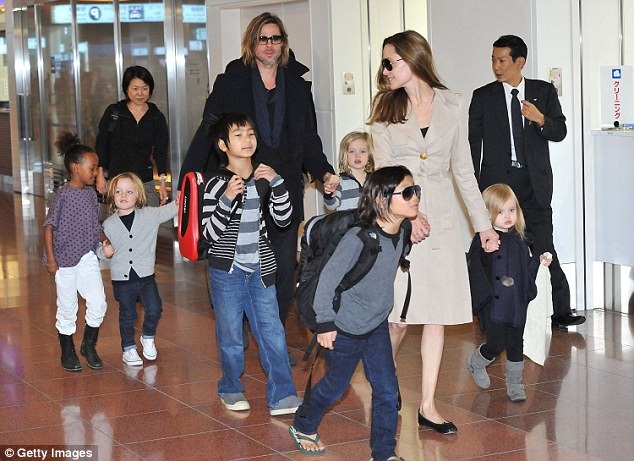 Angelina Jolie gày gò xuất hiện tại London - 8
Trước đây, gia đình của Jolie - Pitt có tới 8 thành viên và thường xuyên cùng nhau đi vòng quanh thế giới nhưng giờ chỉ có mình Jolie lo lắng cho các con trong mỗi chuyến đi.