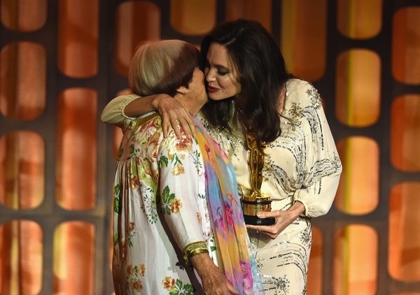 Angelina Jolie trẻ trung hơn với son đỏ - 3
Angelina Jolie giới thiệu giải thưởng Danh dự dành cho nữ đạo diễn Agnes Varda
