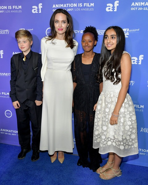Angelina Jolie đưa con gái đi xem phim - 1
Angelina Jolie dự công chiếu phim The Breadwinner tại nhà hát TCL Chinese ở Hollywood ngày 20/10 vừa qua