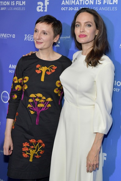 Angelina Jolie đưa con gái đi xem phim - 2
Nữ diễn viên 42 tuổi khoe dáng thanh mảnh trong bộ váy trắng đơn giản
