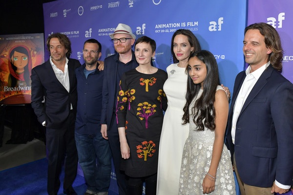 Angelina Jolie đưa con gái đi xem phim - 3
Angelina Jolie chụp ảnh lưu niệm cùng dàn diễn viên lồng tiếng cho phim The Breadwinner