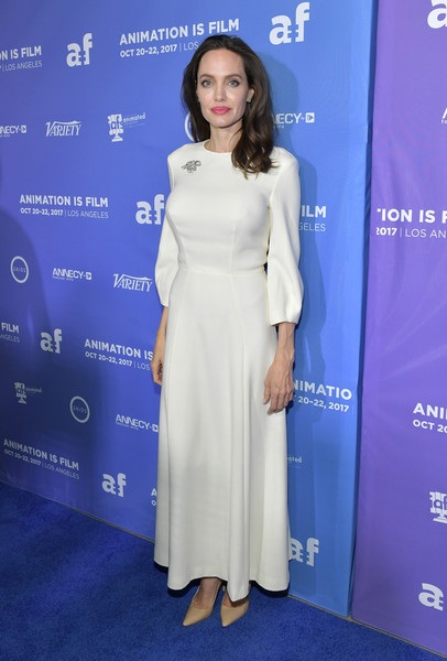 Angelina Jolie đưa con gái đi xem phim - 4
Angelina Jolie rất tích cực tham dự các sự kiện mới ở Hollywood hiện nay như 1 cách đánh bóng hình ảnh sau nhiều năm vắng bóng