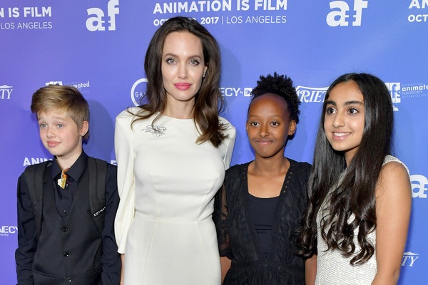 Angelina Jolie đưa con gái đi xem phim - 5
Cô được các con cổ vũ hết mình trong các dự án công việc mới