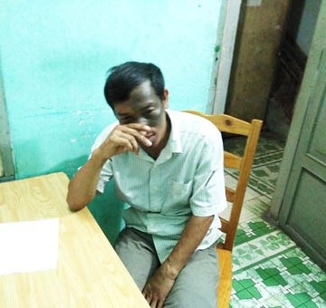 Khởi tố người đàn ông tạt a xít khiến 4 người bị bỏng - 1 Đối tượng Lê Văn Hào tại cơ quan điều tra.