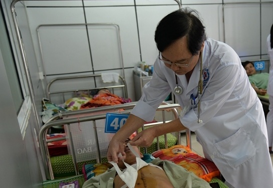Mở dọc xương ức cứu sống bệnh nhân bị đâm thủng tim - 1 Bệnh nhân Hi nhập viện trong tình trạng vô cùng nguy kịch song đã được các y bác sĩ cứu sống một cách tài tình