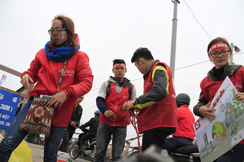 Tình nguyện viên giúp dân "thả cá, không thả nilon" - 1 Nhóm TNV triển khai hoạt động từ sáng sớm ngày 23 tháng Chạp
