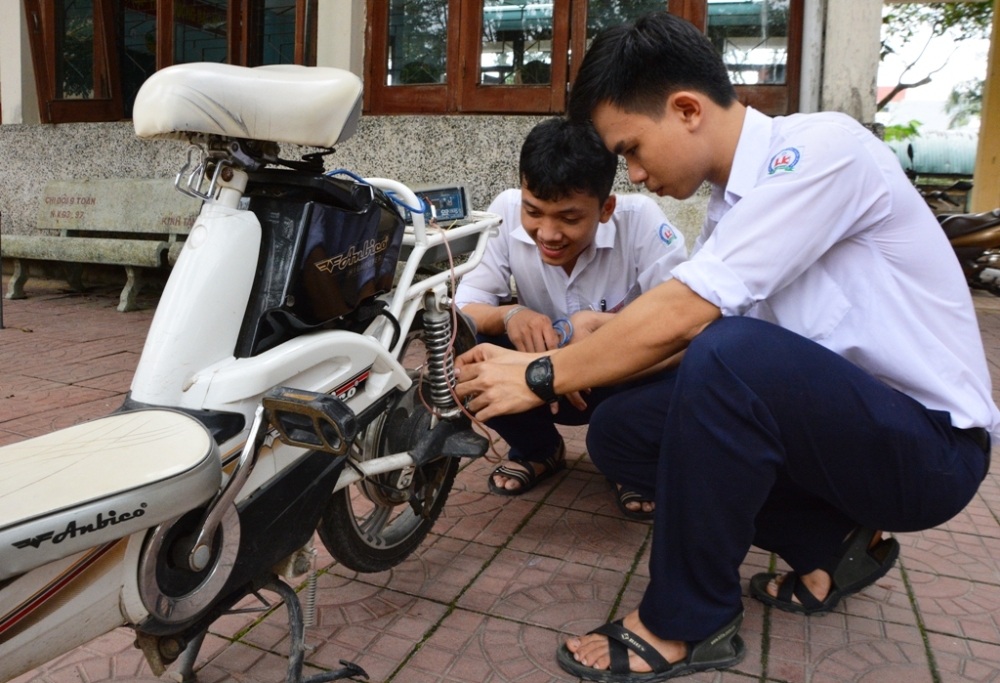 Học sinh cấp 3 chế tạo thiết bị giới hạn tốc độ xe đạp điện