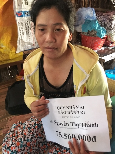 Hơn 75 triệu đồng đến với 2 mẹ con cùng mắc bệnh tim - 1 Bà Thanh trong buổi trao tiền do bạn đọc Dân trí ủng hộ