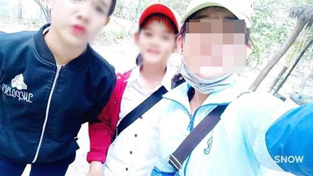 Hai nữ sinh lớp 7 mất tích rồi nhắn tin “bị nhốt trong rừng” - 1
Gia đình em Đoàn T.T. (bìa phải) nói rằng có nhận được cuộc gọi của em với giọng hoảng sợ, cầu cứu. (Ảnh do gia đình cung cấp)