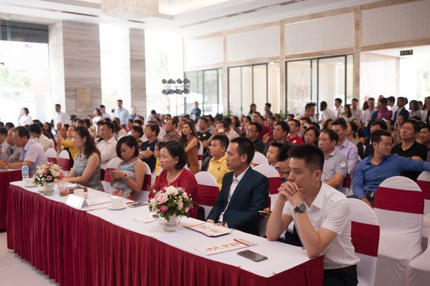 Đông đảo khách hàng đến tham dự buổi lễ.