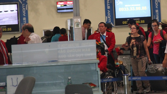 Giáo viên Nhật Bản tặng quà trẻ khuyết tật Việt Nam - 1
Thầy cô giáo của Trường quốc tế Nhật Bản trao những món quà tới ban lãnh đạo của Trung tâm.