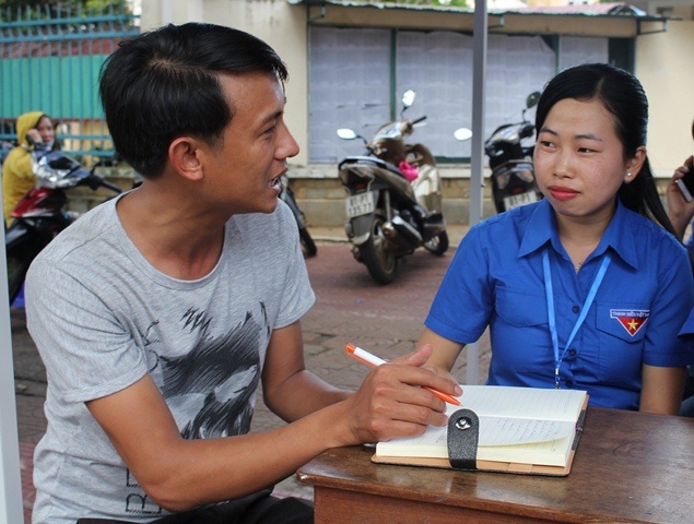 Cô giáo Nguyễn Thị Ái Nhi chia sẻ những niềm vui trong khi tham gia tiếp sức mùa thi