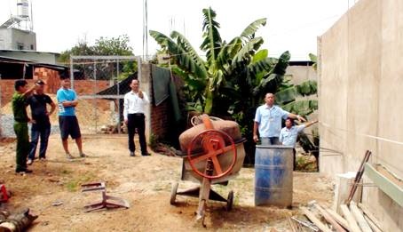 Vụ 2 mẹ con nhốt 6 cán bộ phường: Khởi tố, bắt tạm giam người mẹ - 1 Lực lượng chức năng kiểm tra phần diện tích xây dựng lấn chiếm của hộ bà Trần Mỹ Lệ
