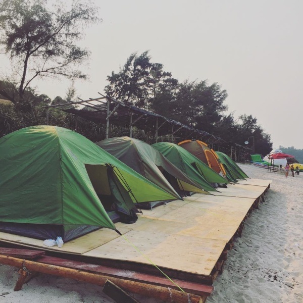 Bỏ túi kinh nghiệm du lịch Cô Tô 3 ngày chỉ với 1,5 triệu đồng - 1 Bãi Hồng Vàn có dịch vụ cho thuê lều trại. (Ảnh Ly Giang Vu)