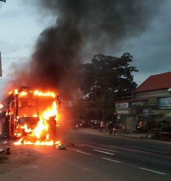Xe khách bốc cháy, 30 hành khách hoảng loạn bỏ chạy - 1 Ngọn lửa bùng lên dữ dội bao trùm cả chiếc xe khách giường nằm