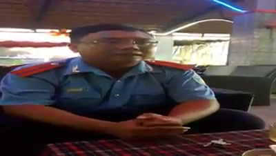 Đình chỉ nhân viên thanh tra giao thông trong video “xin bỏ qua sai phạm” - 1 Ông Phạm Đức Tùng xuất hiện trong video xin một người đàn ông lạ mặt “bỏ qua sai phạm” (hình cắt từ clip)
