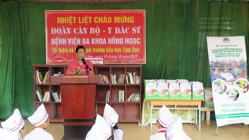 “Trao vòng tay nhân ái” - Những hoạt động ý nghĩa tại Phú Thọ - 1
Đại diện Bệnh viện Hồng Ngọc – GĐ. BS. Cao Độc Lập phát biểu trong buổi trao tặngsách và tủ sách cho Trường tiểu học Tam Sơn