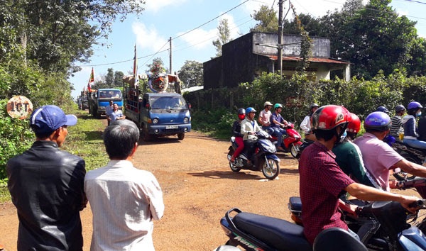 Rất nhiều người đến đưa tiễn chị K về nơi an nghỉ cuối cùng