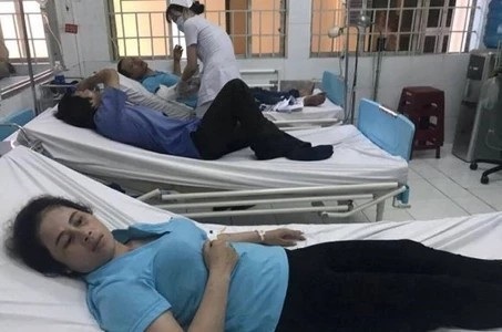 Các công nhân đang điều trị tại Trung tâm y tế huyện Nhơn Trạch