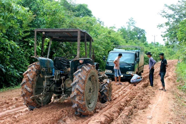 Gia Lai: Khốn khổ cảnh dân vật lộn đi trên con đường "bão táp"! - 1 Xe công nông cứu hộ các xe ô tô mắc lầy