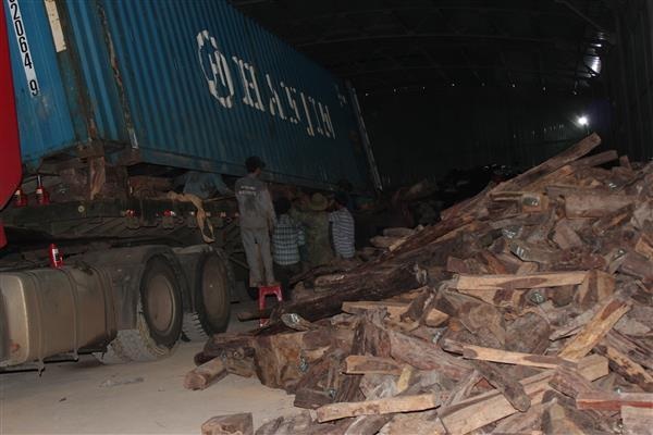 Bắt quả tang trộn gỗ quý vào ngô để qua cửa khẩu - 1
Số gỗ nhập khẩu trái phép bị tạm giữ tại cửa khẩu. (Ảnh: Công an Kon Tum)