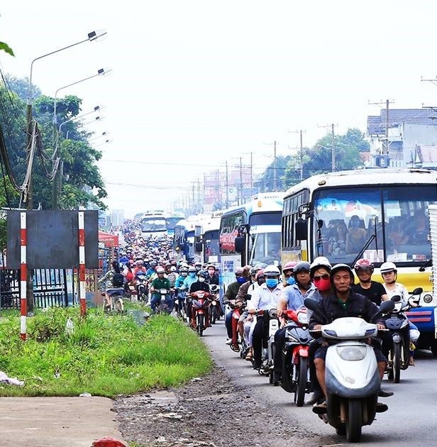 BOT tuyến tránh Biên Hòa lại phải xả trạm vì... tiền lẻ - 1 Giao thông qua trên quốc lộ 1 lại bị ùn ứ khi các tài xế dùng tiền lẻ để mua vé qua trạm BOT quốc lộ 1, tuyến tránh Biên Hòa