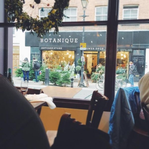 Bán cành cụt giá hàng trăm ngàn đồng - đắt như tôm tươi! - 2
Cửa hàng Botanique ở London, Anh