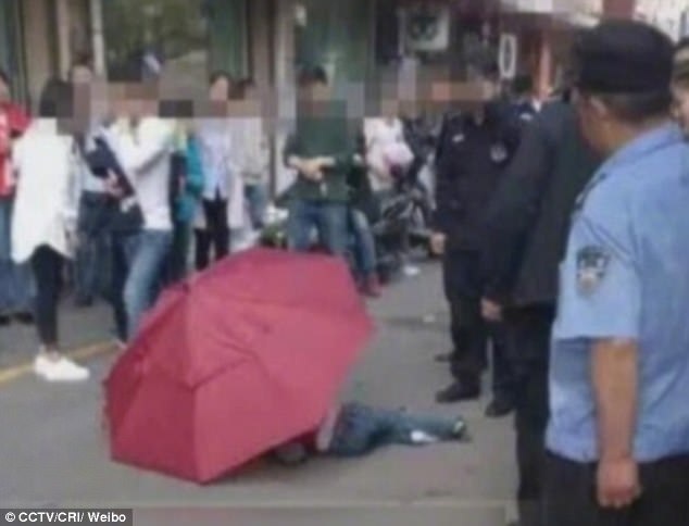 
Cậu bé 7 tuổi cầm ô nhảy dù như phim hoạt hình
