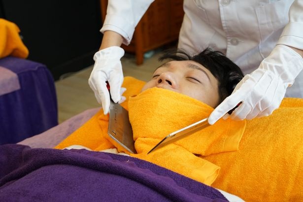 Lạ lùng dịch vụ mát xa bằng... dao chặt thịt - 1
Mát xa với dao được cho là có thể làm thay đổi năng lượng bên trong cơ thể