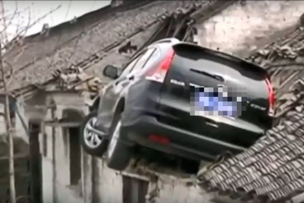 Ô tô mất lái lao lên tận nóc nhà - 1