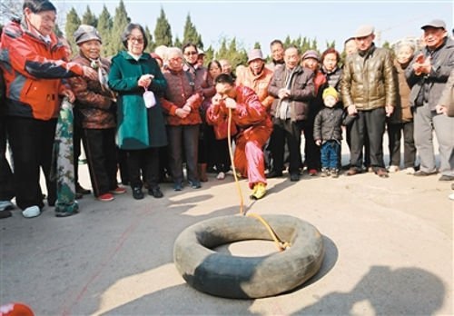 Người đàn ông có "lá phổi thép" dùng lỗ mũi để thổi săm ô tô - 1