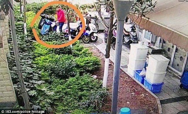 Trộm chạy thẳng vào đồn công an vì... đi đường tắt - 1
Hai tên trộm bị cảnh sát đưa vào tầm ngắm sau khi lấy trộm xe đạp điện