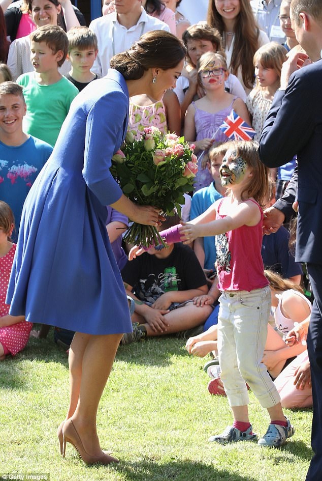 Một em nhỏ tặng hoa cho Công nương Kate. (Ảnh: Getty)